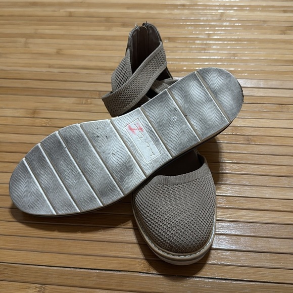 Me Too Adria Mesh Closed Toe Wedge Sandals - Picture 6 of 6